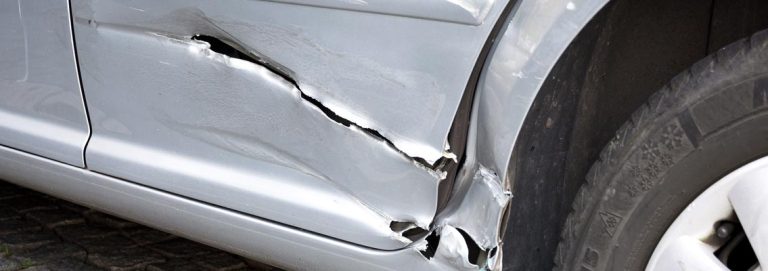 Auto mit Blechschaden   Unfall Karosserie aufgeschlitzt Schaden