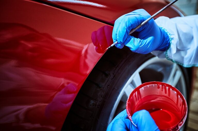 Tönungsfehler eines roten Autolacks beim Service