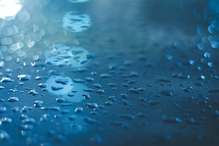 Wassertropfen auf lackiertem Autodach